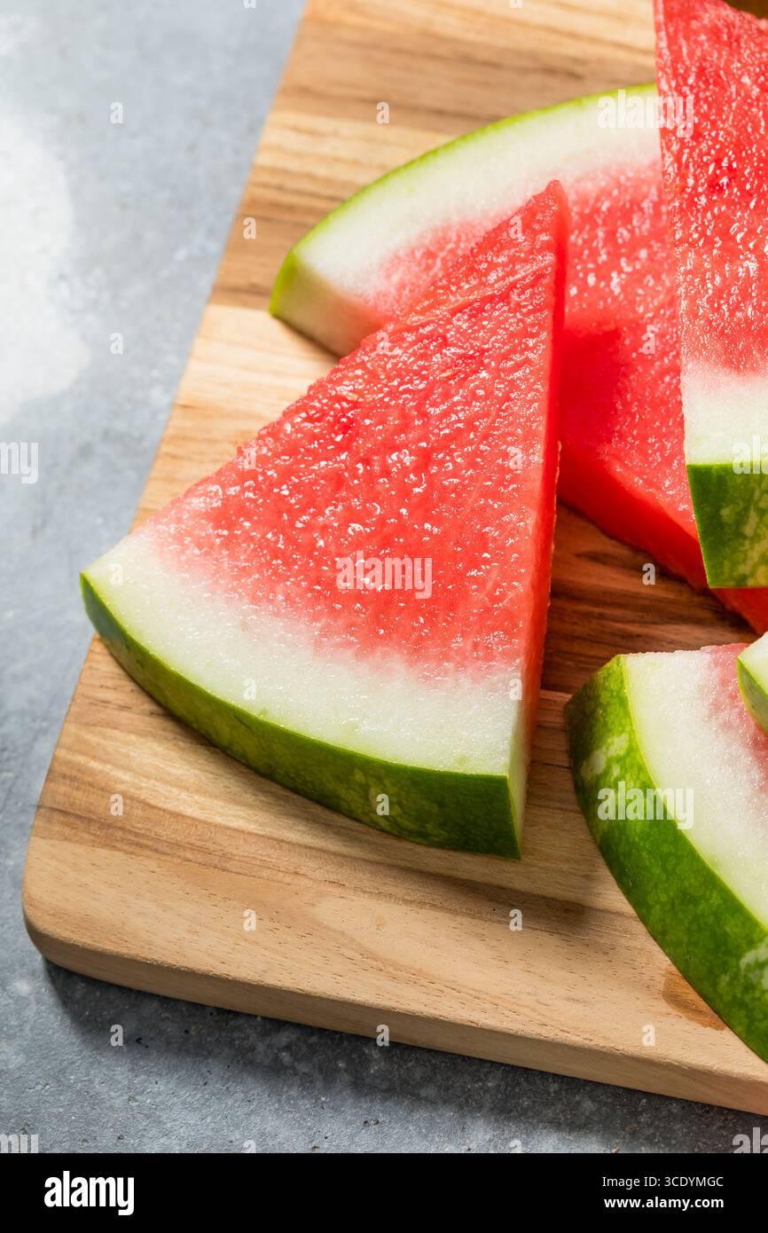 Tranches de pastèque crue bio sucrées sur un plateau Banque D'Images