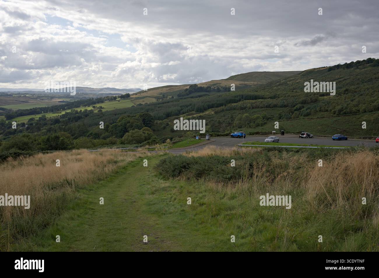 Lennoxtown, East Dunbartonshire, 4 septembre 2024. Collines éloignées de Kilpatrick et collines de Strathblane, des pentes de Cort-ma Law. Banque D'Images