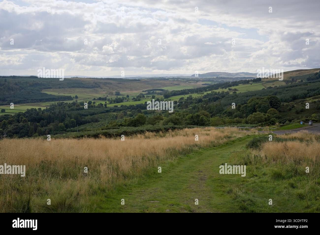 Lennoxtown, East Dunbartonshire, 4 septembre 2024. Vue sur Strathblane jusqu'aux collines lointaines de Kilpatrick, depuis les pentes de Cort-ma Law. Banque D'Images