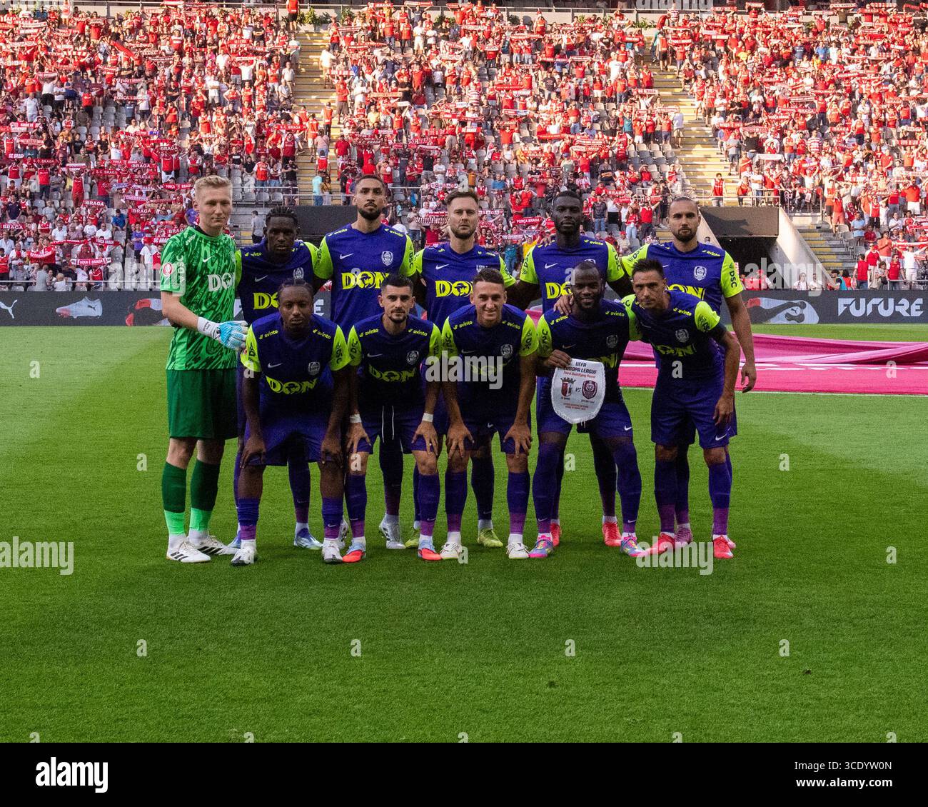 Braga, Braga, Portugal. 14 août 2025. Le CFR Cluj s'alignera avant le début du match lors du match des séries éliminatoires de l'UEFA Europe League 2025/26 entre le SC Braga et le CFR Cluj à l'Estadio Municipal de Braga le 14 août 2025 à Braga, Portugal. (Crédit image : © Miguel Lemos/ZUMA Press Wire) USAGE ÉDITORIAL SEULEMENT ! Non destiné à UN USAGE commercial ! Banque D'Images