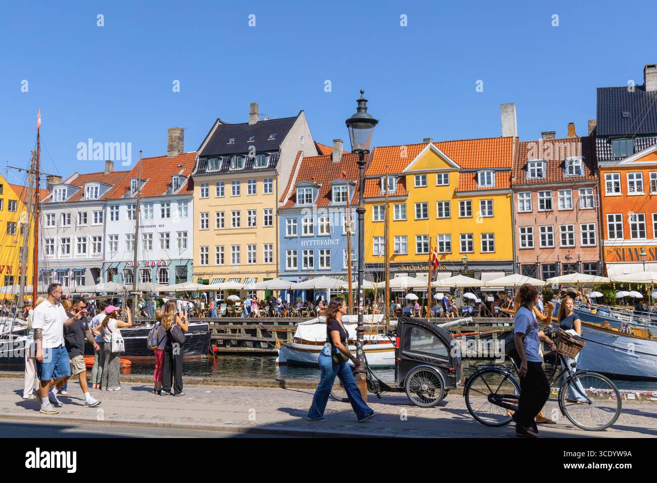 Front de mer coloré de Nyhavn avec des bateaux et des bâtiments danois historiques dynamiques. Copenhague, Danemark - 14 août 2025 Banque D'Images