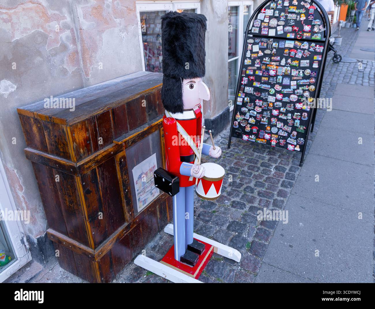 Statue de la garde royale danoise près de la boutique avec des aimants souvenirs colorés. Copenhague, Danemark - 14 août 2025 Banque D'Images