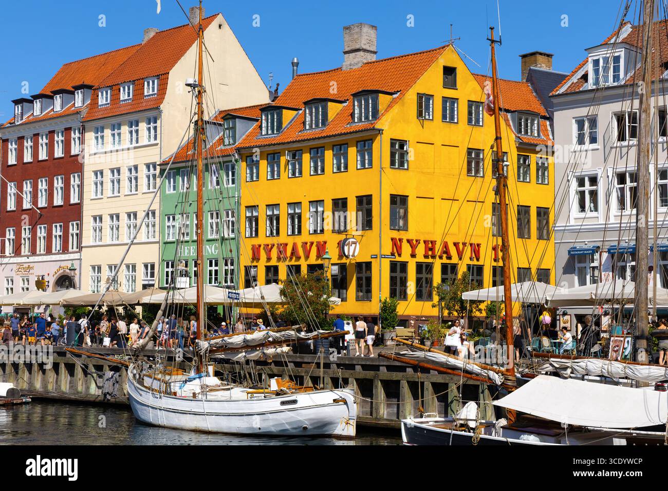 Port coloré de Nyhavn avec des bâtiments historiques et des bateaux à Copenhague. Copenhague, Danemark - 14 août 2025 Banque D'Images