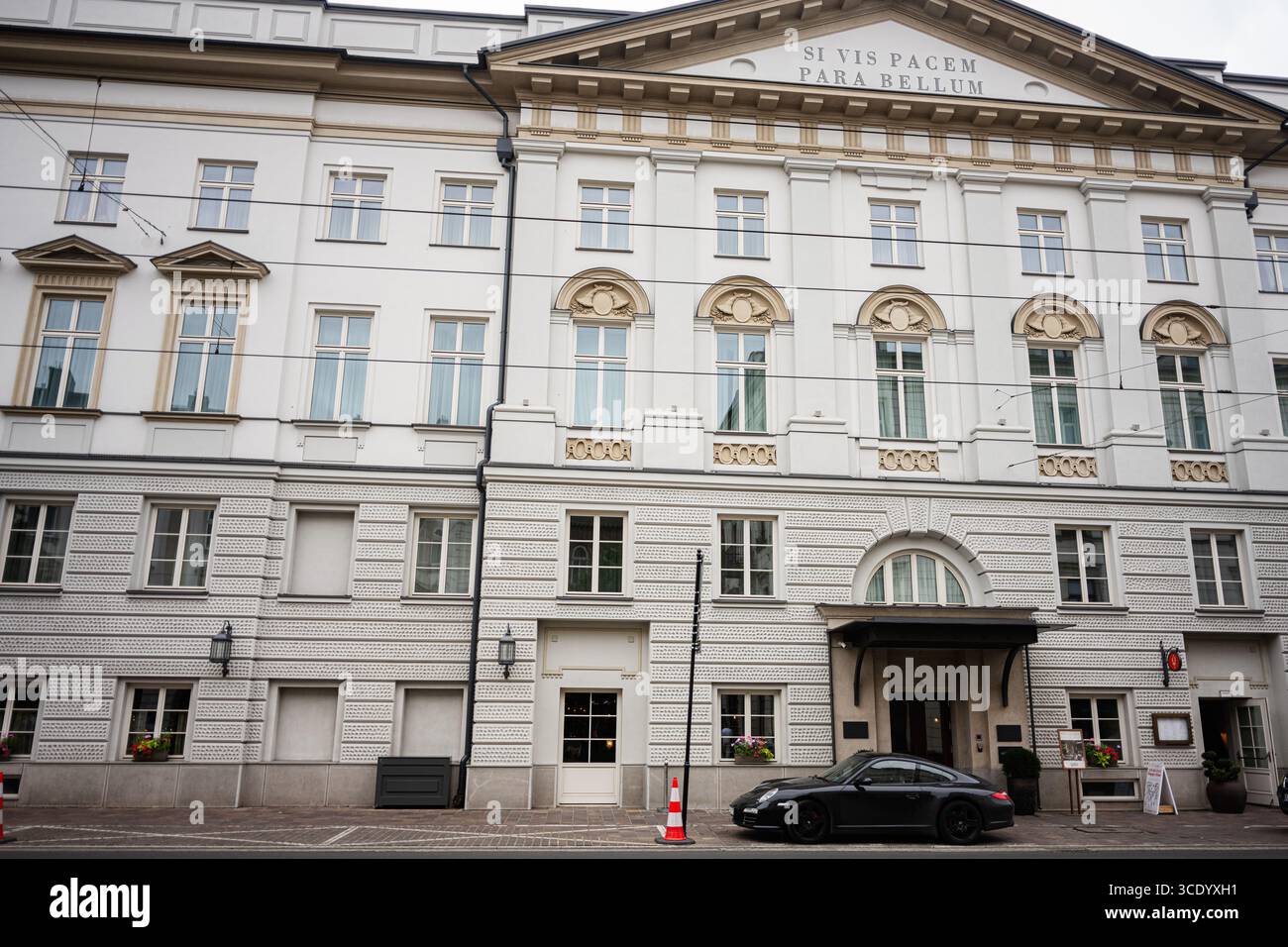 Cracovie, Pologne - 08 juillet 2025 : belle façade architecturale d'un bâtiment historique avec une voiture moderne à Stradomska, Cracovie. Si vis pacem, para Bell Banque D'Images