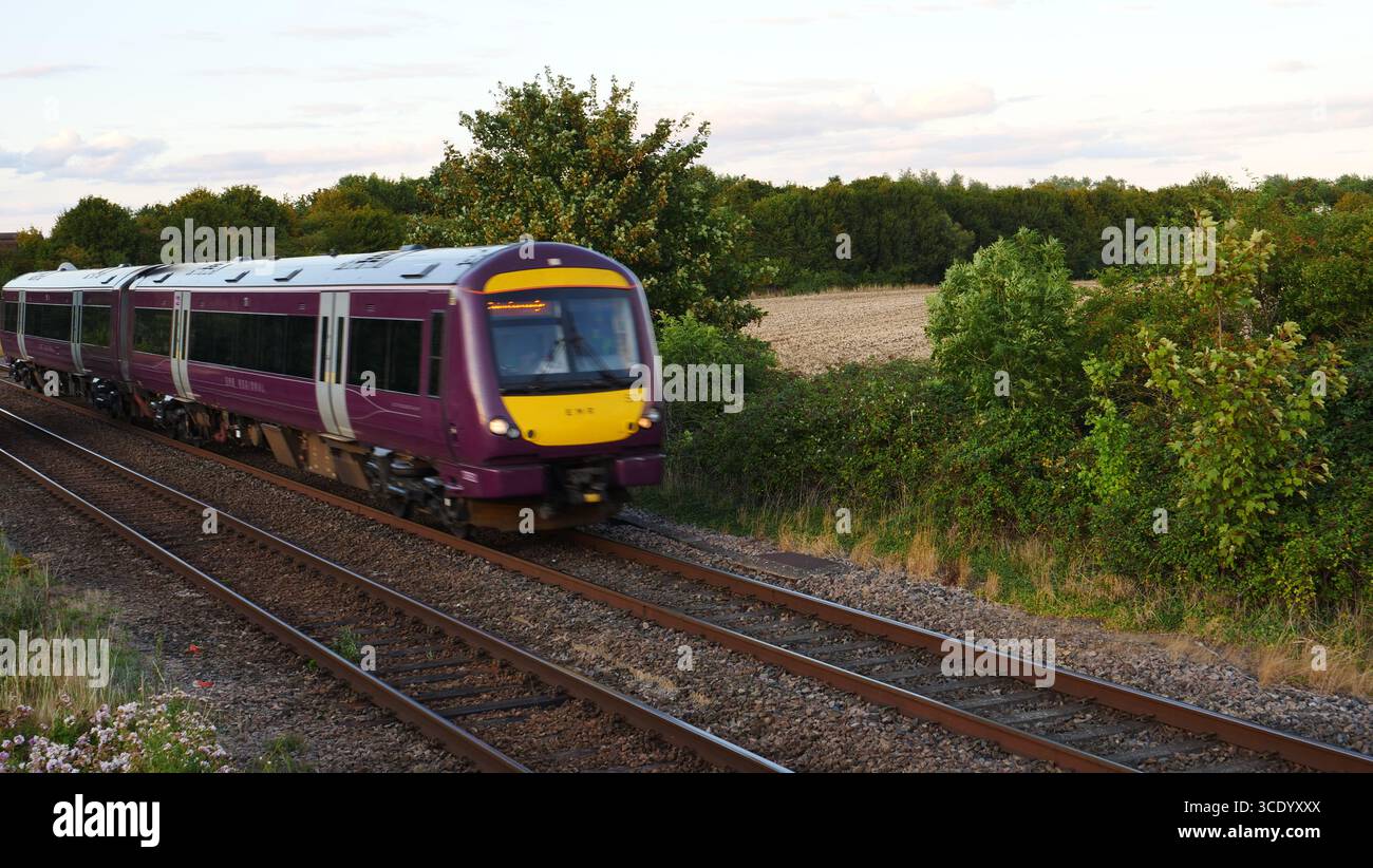 Un train de classe 170 de East Midlands Railways (EMR) traverse la ligne au nord de Peterborough. Les services couraient dans les Midlands et dans l'est de l'angleterre. Banque D'Images