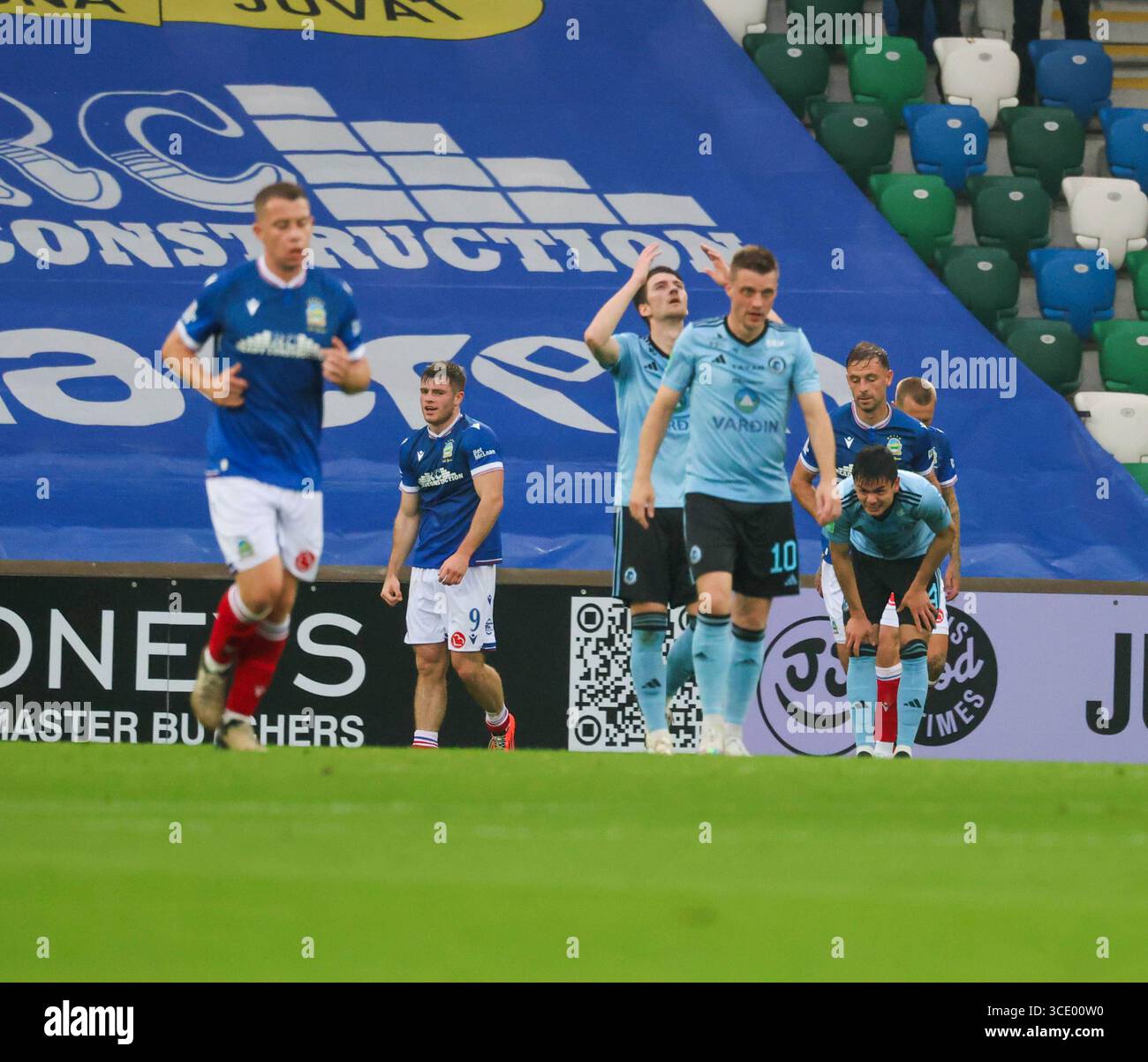 Windsor Park, Belfast, Irlande du Nord, Royaume-Uni. 14 août 2025. UEFA Conference League - troisième tour de qualification (deuxième manche) – Linfield v Vikingur. Action du match de ce soir (Linfield en bleu). Linfield prenez une avance de 1-0 par Kieran Offord (9). Crédit : CAZIMB/Alamy Live News. Banque D'Images
