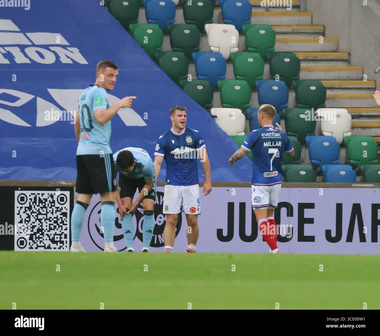 Windsor Park, Belfast, Irlande du Nord, Royaume-Uni. 14 août 2025. UEFA Conference League - troisième tour de qualification (deuxième manche) – Linfield v Vikingur. Action du match de ce soir (Linfield en bleu). Linfield prenez une avance de 1-0 par Kieran Offord (9). Crédit : CAZIMB/Alamy Live News. Banque D'Images