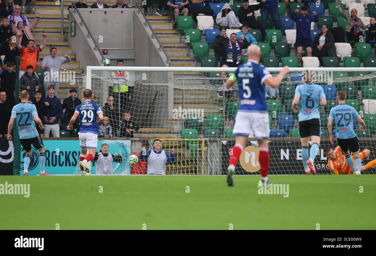 Windsor Park, Belfast, Irlande du Nord, Royaume-Uni. 14 août 2025. UEFA Conference League - troisième tour de qualification (deuxième manche) – Linfield v Vikingur. Action du match de ce soir (Linfield en bleu). Linfield prenez une avance de 1-0 par Kieran Offord (9). Crédit : CAZIMB/Alamy Live News. Banque D'Images