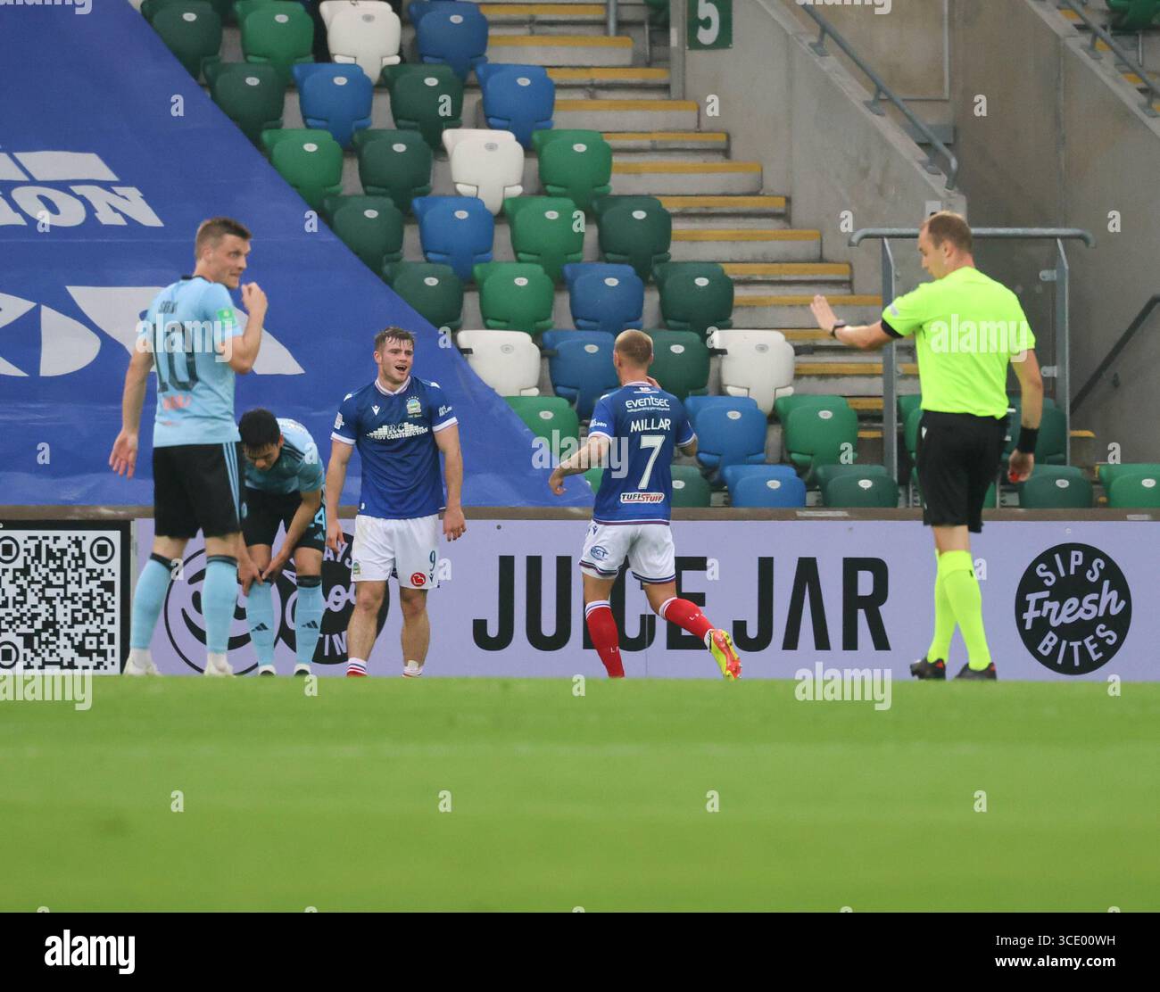 Windsor Park, Belfast, Irlande du Nord, Royaume-Uni. 14 août 2025. UEFA Conference League - troisième tour de qualification (deuxième manche) – Linfield v Vikingur. Action du match de ce soir (Linfield en bleu). Linfield prenez une avance de 1-0 par Kieran Offord (9). Crédit : CAZIMB/Alamy Live News. Banque D'Images