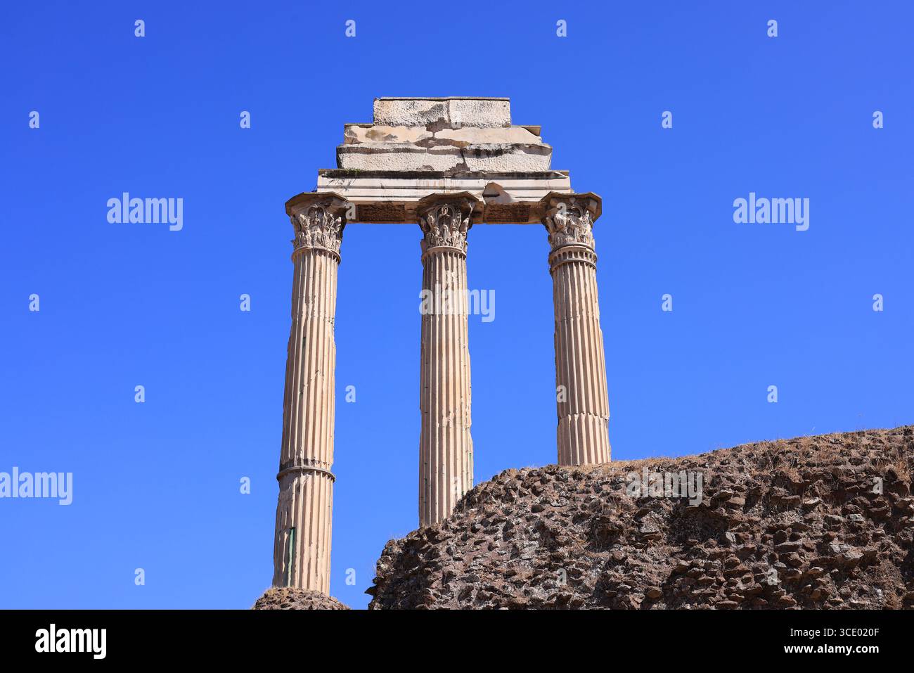 Le temple de Castor et Pollux. Un ancien temple dans le Forum romain, Rome, Italie. Banque D'Images