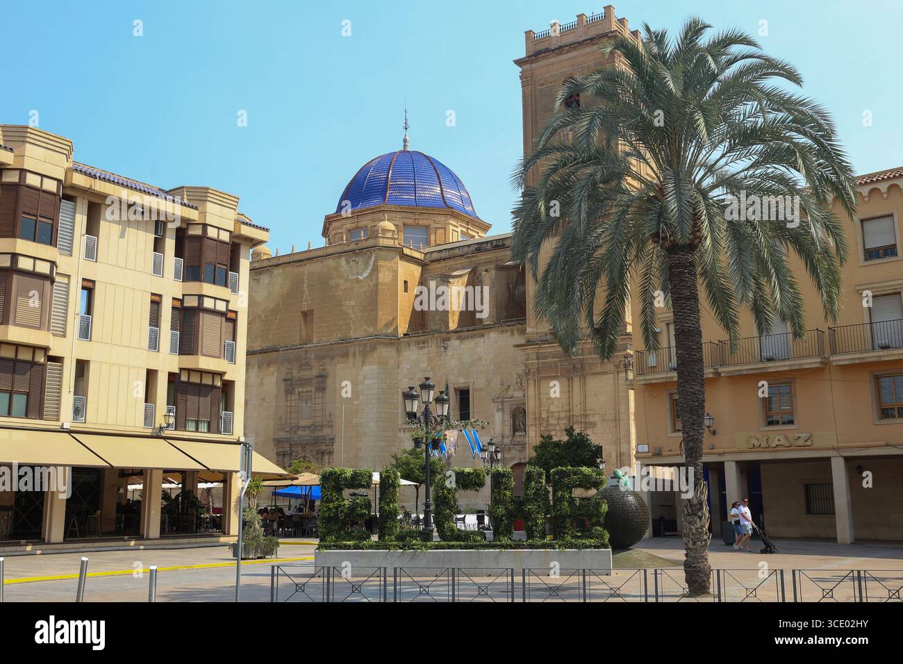 Elche, Espagne, 14 août 2025 : les lettres d'Elche à côté de la basilique Santa María pendant la vie quotidienne à Elche, à Elche, Espagne, le 14 août 2025. Crédit : Alberto Brevers / Alamy Live News. Banque D'Images