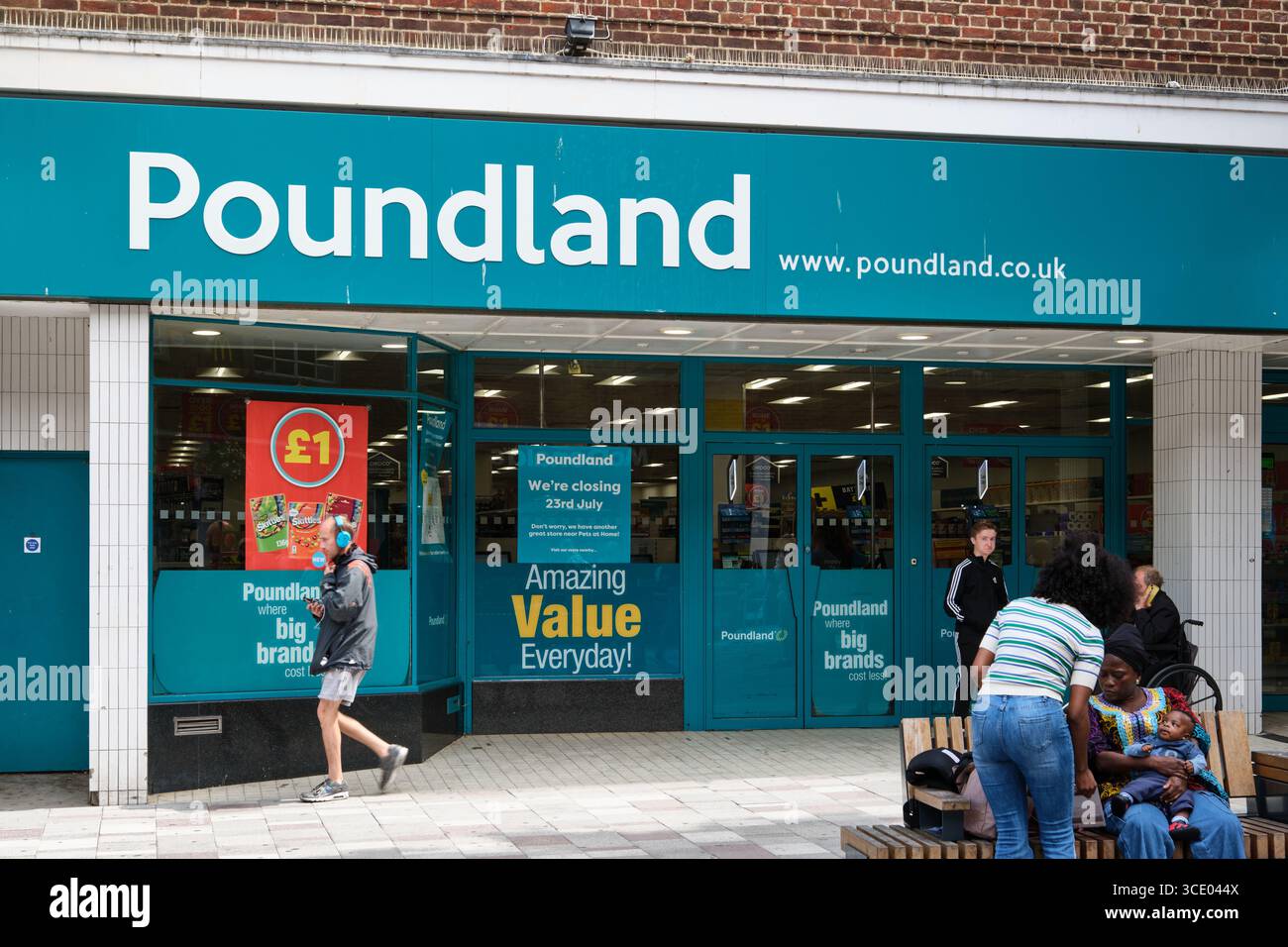 Boutique Poundland vendant une variété de produits à bas prix Banque D'Images