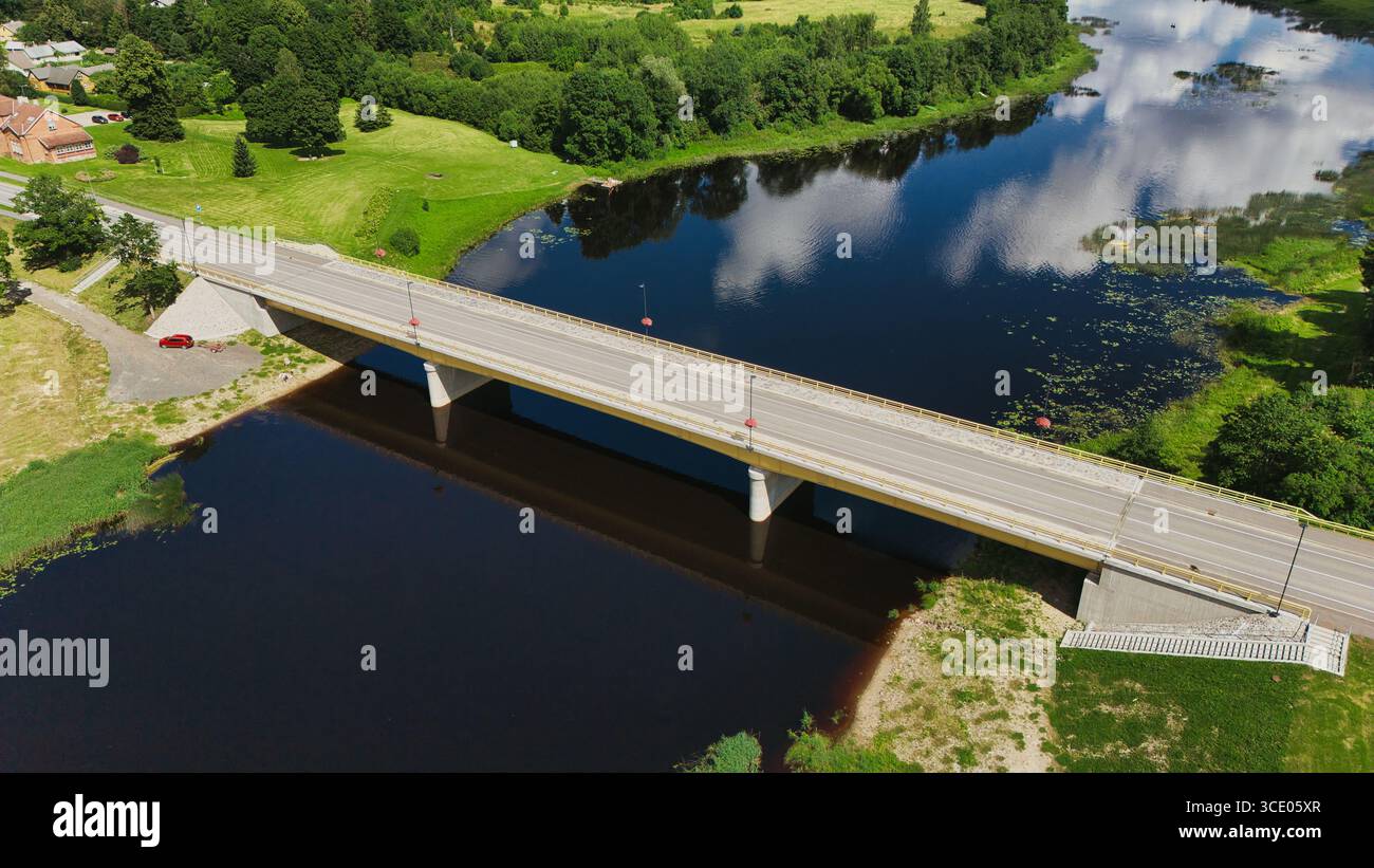 Drone vue du pont Tori et de la rivière Pärnu - Pärnumaa, Estonie paysage d'été Banque D'Images
