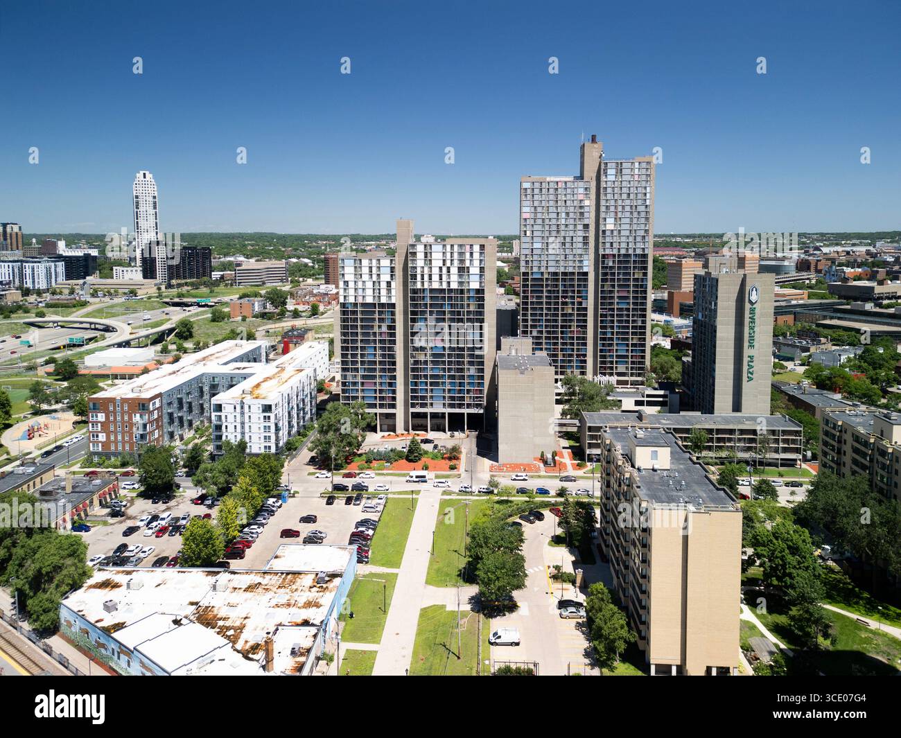 Vue aérienne des tours d'appartements en béton brutales de Riverside Plaza près du centre-ville de Minneapolis Banque D'Images