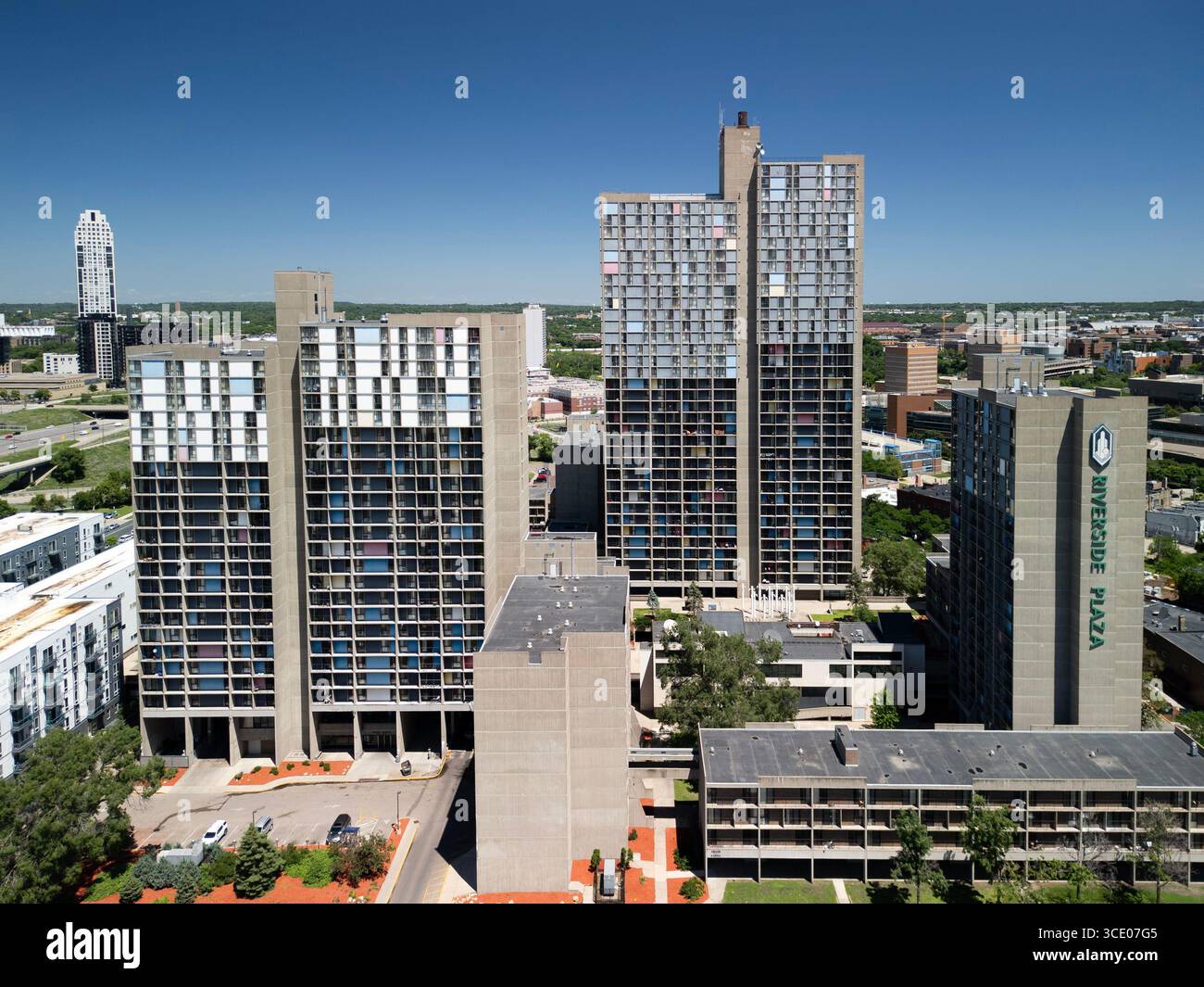 Vue aérienne des tours d'appartements en béton brutales de Riverside Plaza près du centre-ville de Minneapolis Banque D'Images