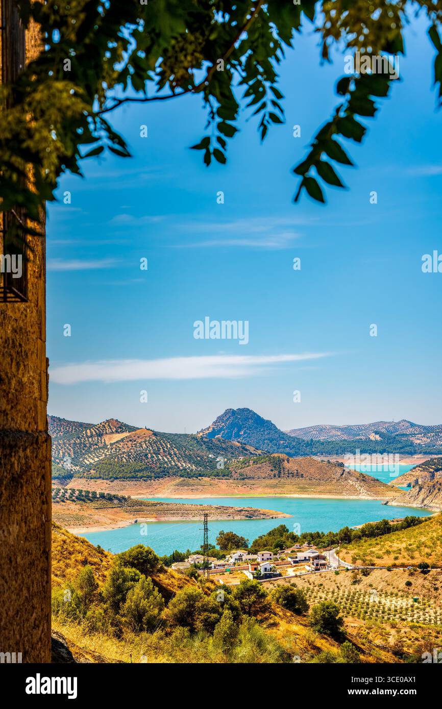 Vue panoramique sur la campagne andalouse avec le lac Turquoise et Rolling Hills Banque D'Images