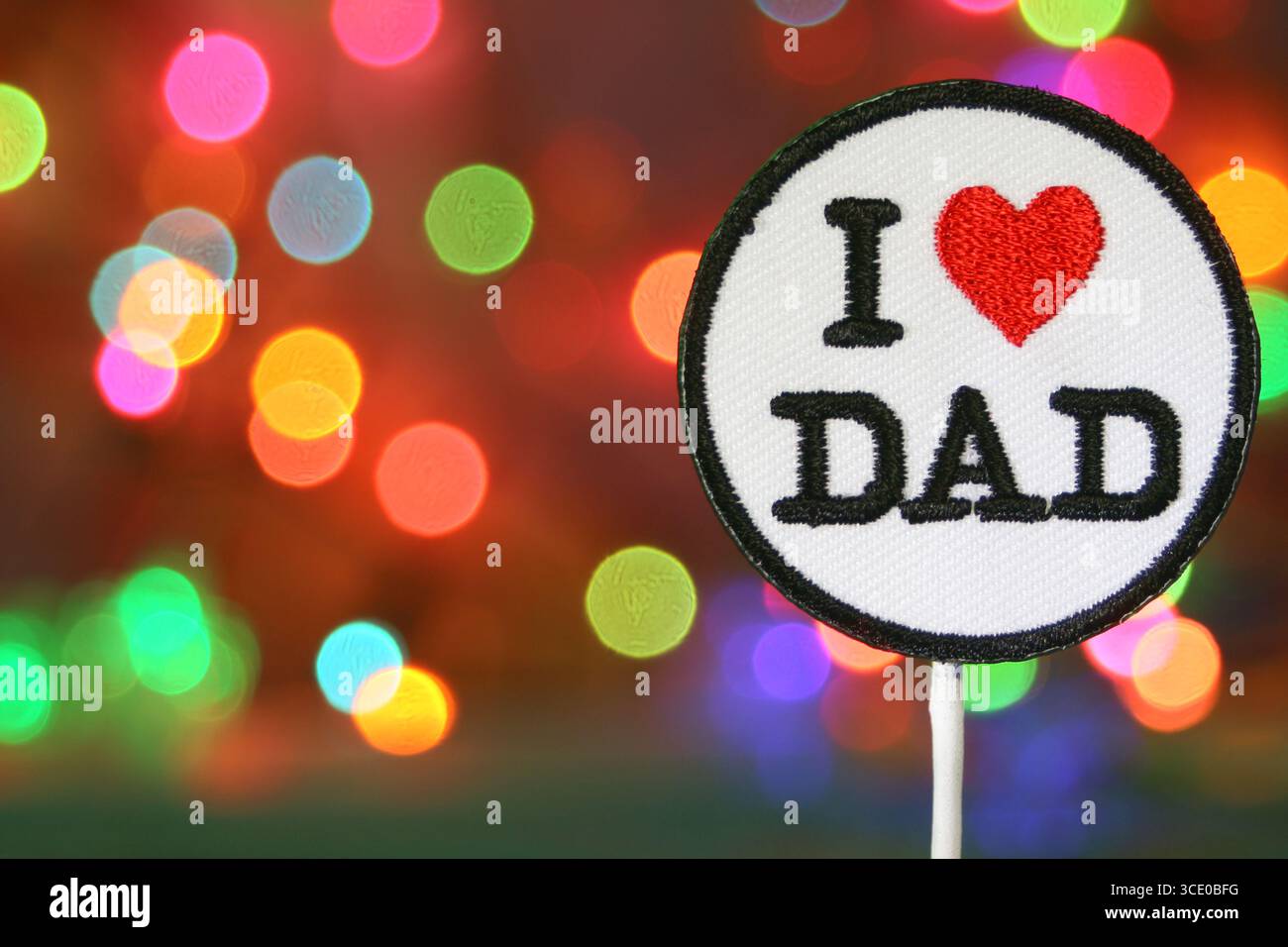 “ I love Dad ” avec un cœur rouge sur un fond bokeh coloré festif, parfait pour les salutations de la fête des pères, les vacances ou les thèmes créatifs de célébration. Banque D'Images