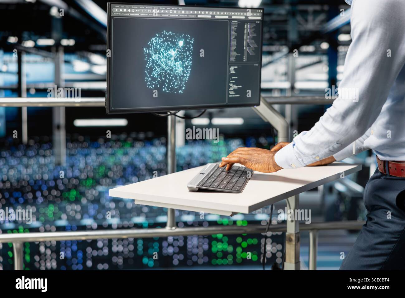 Ingénieur logiciel noir examine les systèmes d'apprentissage automatique sur ordinateur, debout sur une plate-forme industrielle à un poste de travail surélevé. Technicien de concentrateur de serveurs surveillant l'infrastructure IA. Banque D'Images