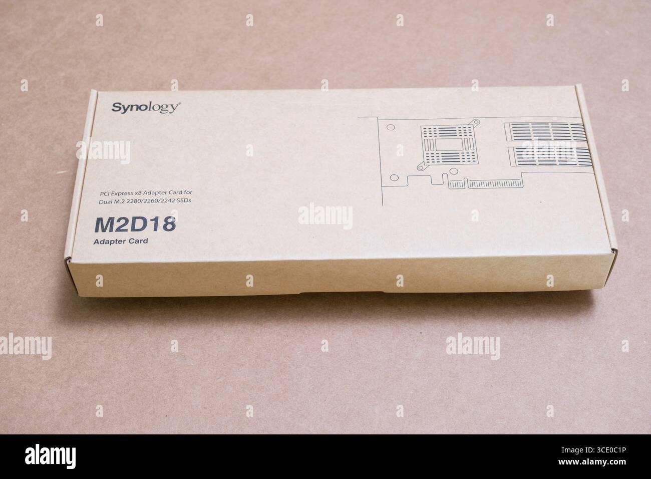 Emballage en carton pour un adaptateur PCI Express x8 Synology M2D18 Carte pour disques SSD M.2 doubles Banque D'Images