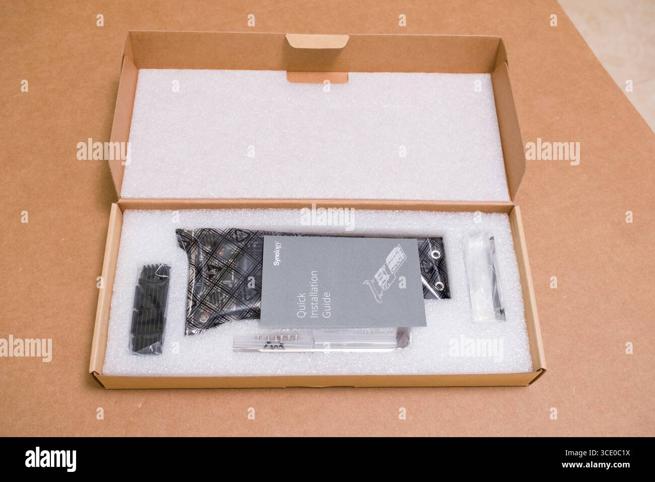 Kit ouvert pour une carte PCI Express x8 Synology M2D18 Carte pour disques SSD M.2 doubles Banque D'Images