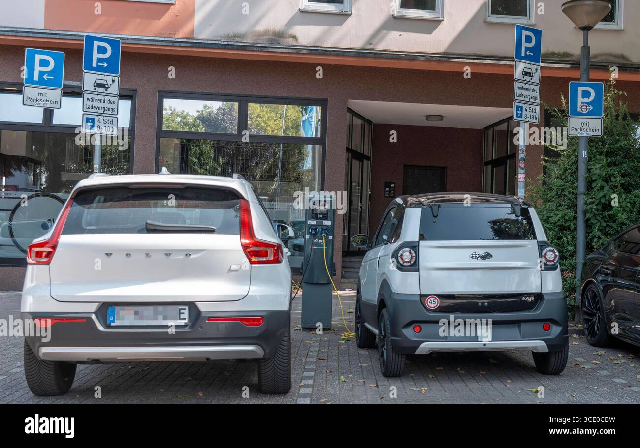 Ligier Myli, Mopedauto, Höchstgeschwindigkeit bis 45 km/h, Leichtwagen, MiniFahrzeug, kann man mit dem Mopedführerschein, Klasse AM, ab 15 Jahren fahren, Elektrofahrzeug, lädt an einer Ladestation, daneben ein normales E-auto, beim Ladevorgang, Mopedauto *** Ligier Myli, voiture cyclomotrice, vitesse maximale jusqu'à 45 km h, véhicule léger, mini Banque D'Images