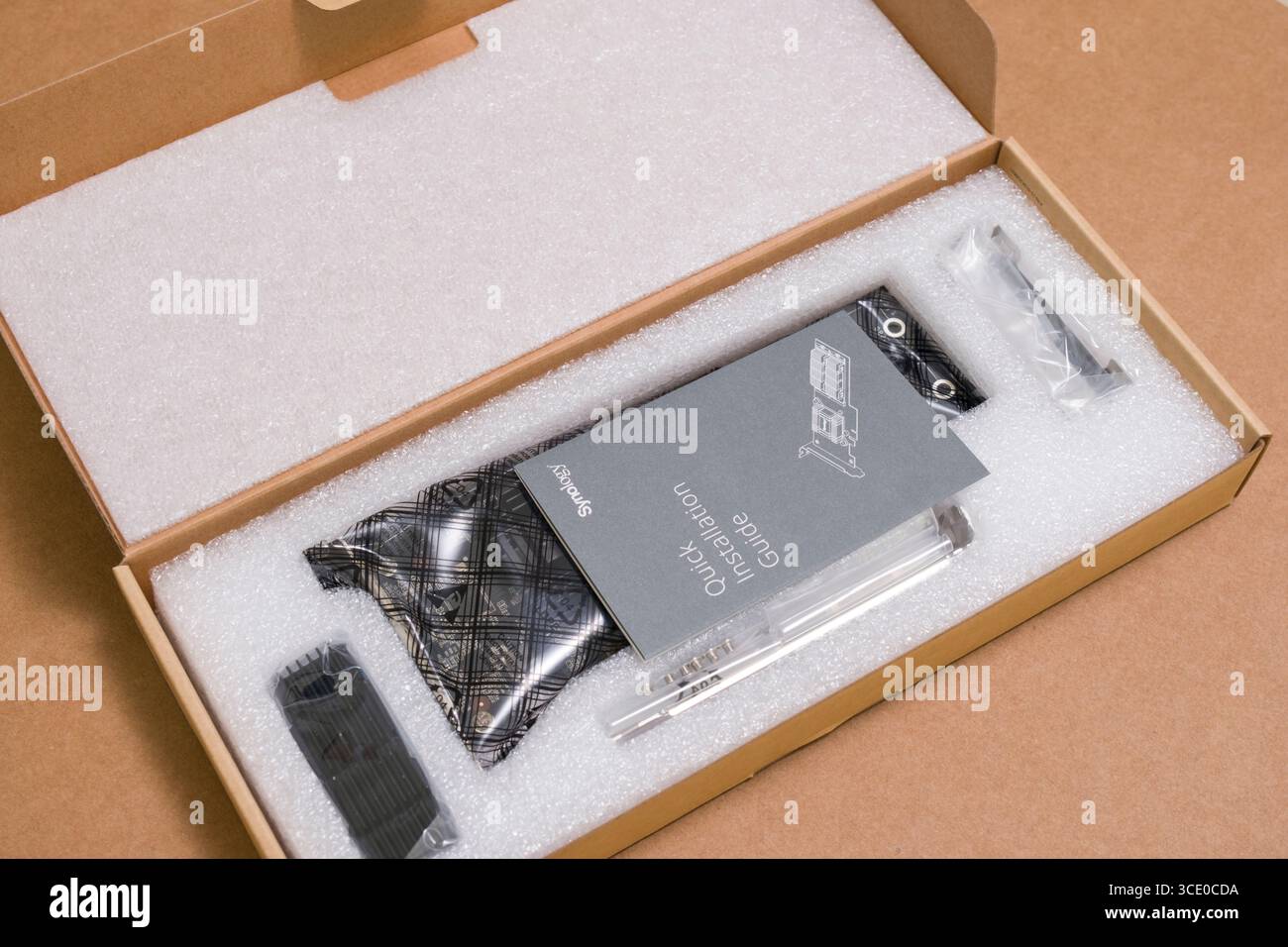 Kit ouvert pour une carte PCI Express x8 Synology M2D18 Carte pour disques SSD M.2 doubles Banque D'Images