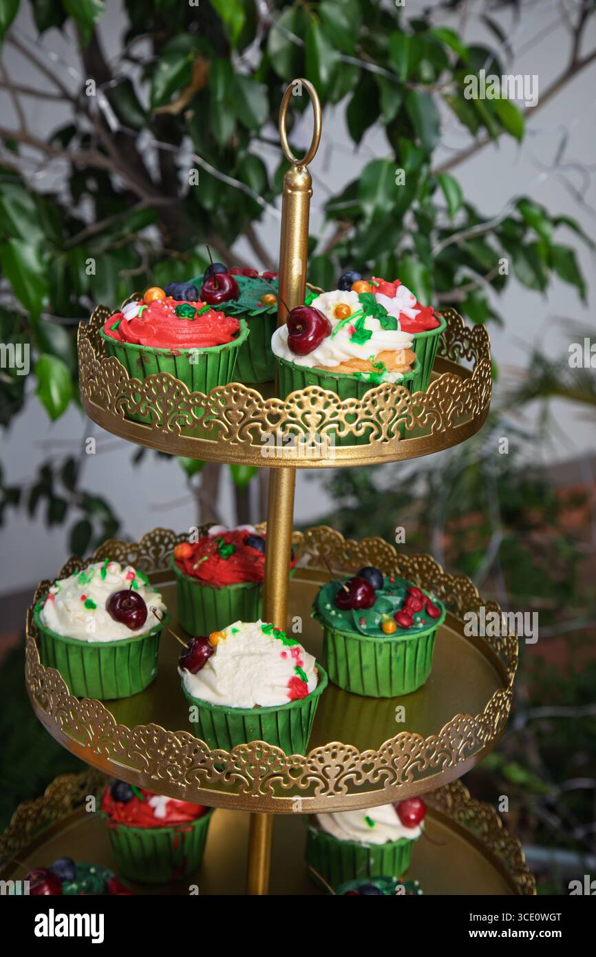 Tour de cupcake en métal , porte-cupcake de mariage, stand de niveau de biscuit de cupcake, service en métal vintage de stand de trois niveaux, , élégant affichage de cupcake dessert Banque D'Images