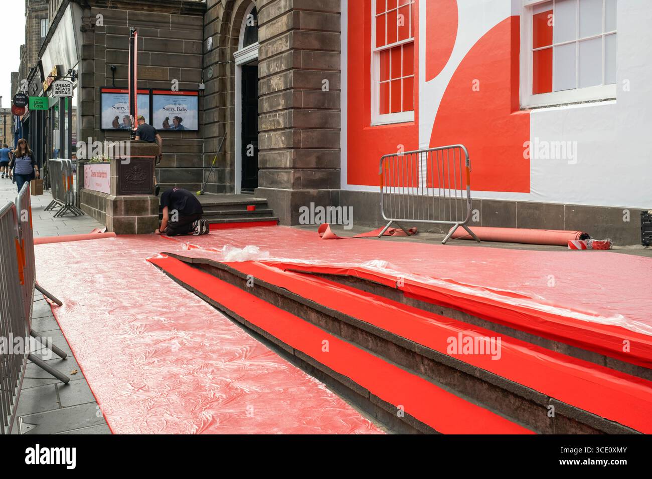 JMP Productions prépare le tapis rouge au Filmhouse d'Édimbourg pour la soirée d'ouverture du 78e Festival international du film d'Édimbourg, 2025. Banque D'Images