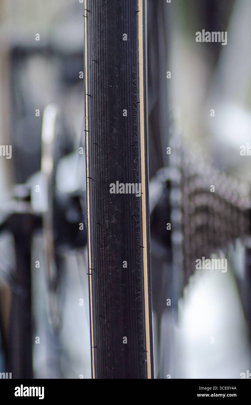 Pneu en caoutchouc neuf avec lettrage sur le flanc Banque D'Images