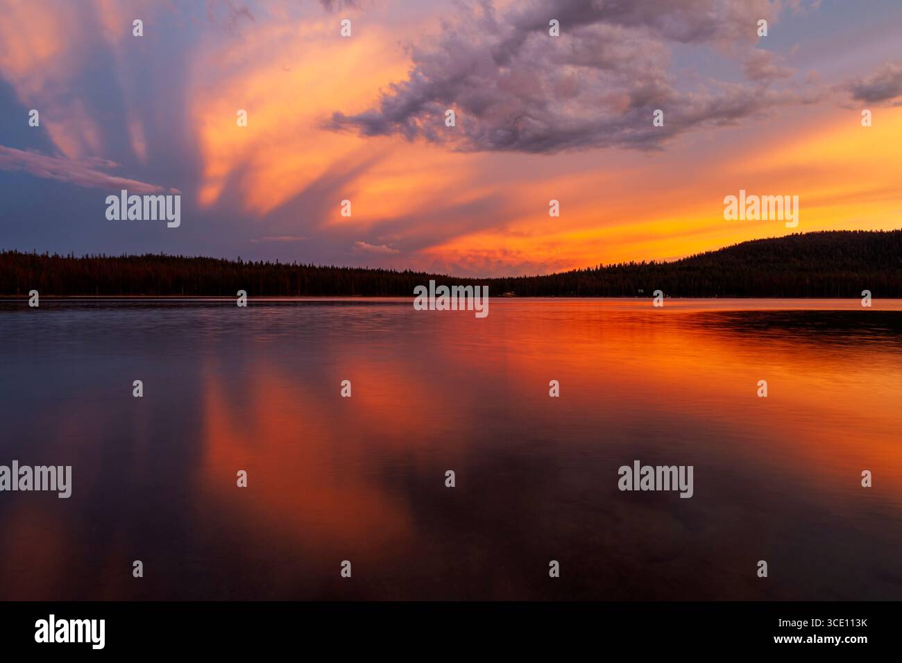 La dernière lumière du jour illumine les nuages imposants au-dessus du lac Medicine dans le nord de la Californie Banque D'Images