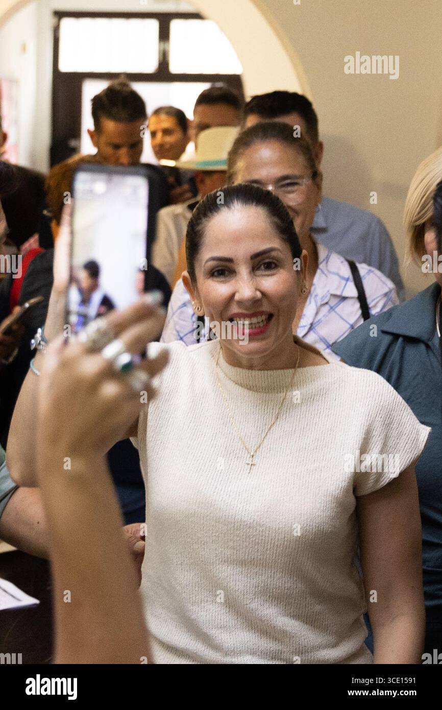 Madrid, Madrid, Espagne. 14 août 2025. Luisa Gonzalez Alcivar, ancienne candidate à la présidence de l'Équateur pour le parti Révolution citoyenne, est apparue à Madrid pour dénoncer ce que son groupe politique considère comme une fraude électorale aux mains de l'actuel gouvernement équatorien. Ses partisans en Espagne sont venus rencontrer le principal chef de l'opposition au régime Novoa. (Crédit image : © Ignacio Lopez Isasmendi/ZUMA Press Wire) USAGE ÉDITORIAL SEULEMENT ! Non destiné à UN USAGE commercial ! Banque D'Images