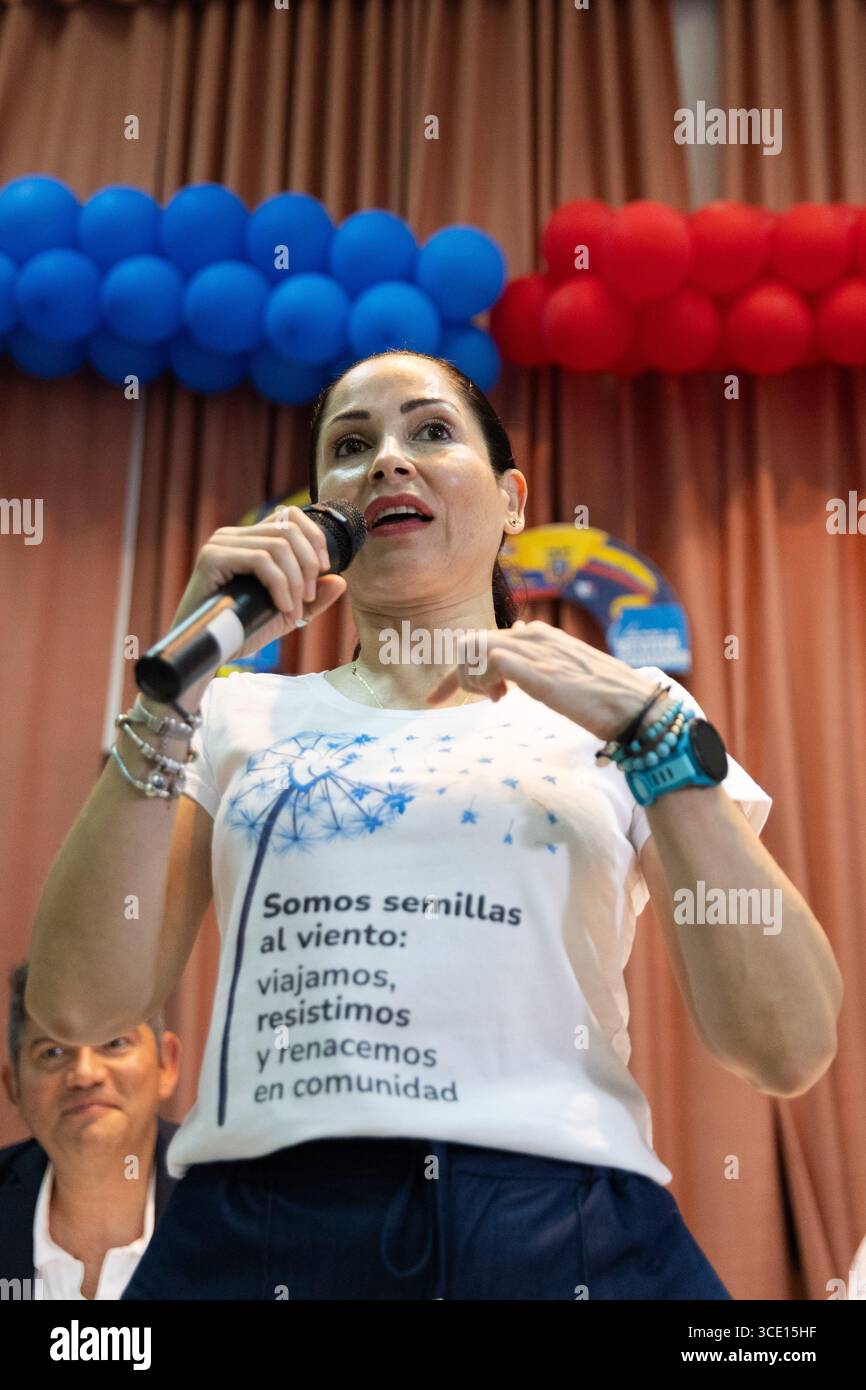 Madrid, Madrid, Espagne. 14 août 2025. Luisa Gonzalez Alcivar, ancienne candidate à la présidence de l'Équateur pour le parti Révolution citoyenne, est apparue à Madrid pour dénoncer ce que son groupe politique considère comme une fraude électorale aux mains de l'actuel gouvernement équatorien. Ses partisans en Espagne sont venus rencontrer le principal chef de l'opposition au régime Novoa. (Crédit image : © Ignacio Lopez Isasmendi/ZUMA Press Wire) USAGE ÉDITORIAL SEULEMENT ! Non destiné à UN USAGE commercial ! Banque D'Images