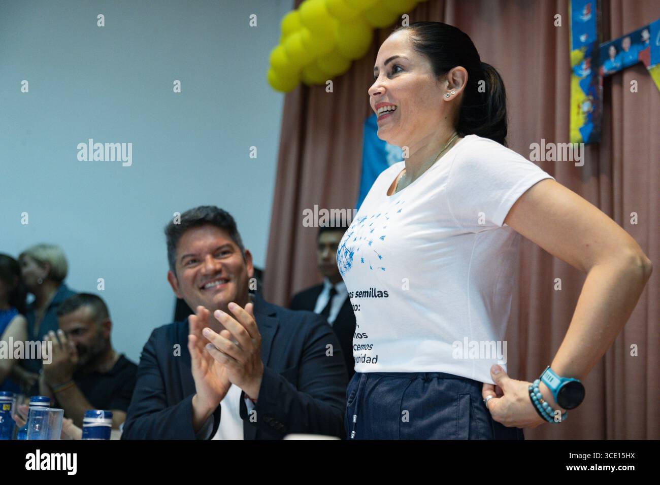 Madrid, Madrid, Espagne. 14 août 2025. Luisa Gonzalez Alcivar, ancienne candidate à la présidence de l'Équateur pour le parti Révolution citoyenne, est apparue à Madrid pour dénoncer ce que son groupe politique considère comme une fraude électorale aux mains de l'actuel gouvernement équatorien. Ses partisans en Espagne sont venus rencontrer le principal chef de l'opposition au régime Novoa. (Crédit image : © Ignacio Lopez Isasmendi/ZUMA Press Wire) USAGE ÉDITORIAL SEULEMENT ! Non destiné à UN USAGE commercial ! Banque D'Images