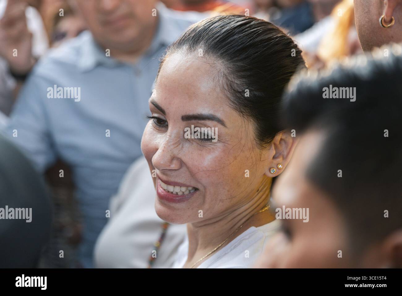 Madrid, Madrid, Espagne. 14 août 2025. Luisa Gonzalez Alcivar, ancienne candidate à la présidence de l'Équateur pour le parti Révolution citoyenne, est apparue à Madrid pour dénoncer ce que son groupe politique considère comme une fraude électorale aux mains de l'actuel gouvernement équatorien. Ses partisans en Espagne sont venus rencontrer le principal chef de l'opposition au régime Novoa. (Crédit image : © Ignacio Lopez Isasmendi/ZUMA Press Wire) USAGE ÉDITORIAL SEULEMENT ! Non destiné à UN USAGE commercial ! Banque D'Images