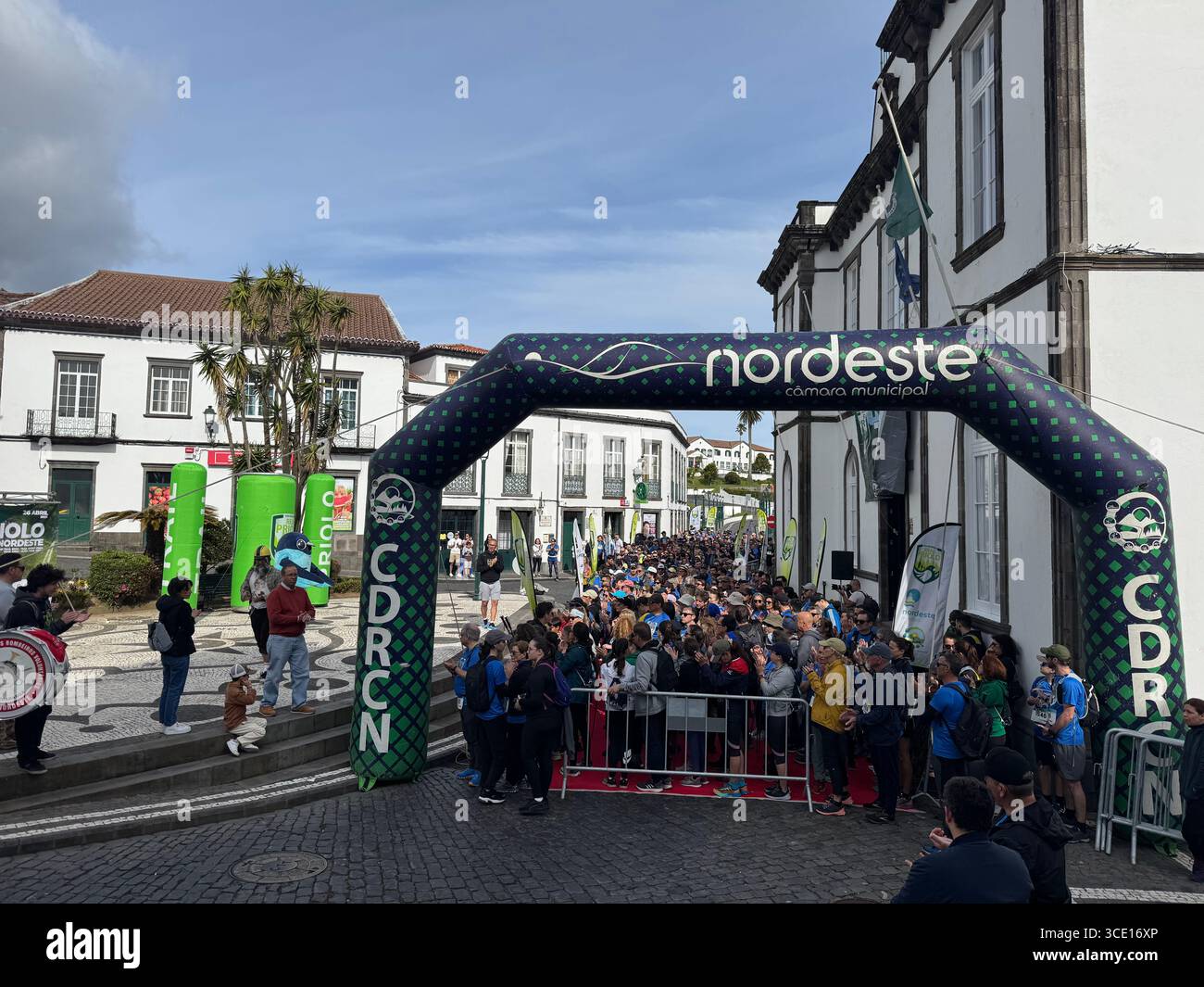 Début du sentier pédestre non compétitif lors de l'événement Trail Run Real Priolo à Nordeste, Açores, Portugal. Banque D'Images