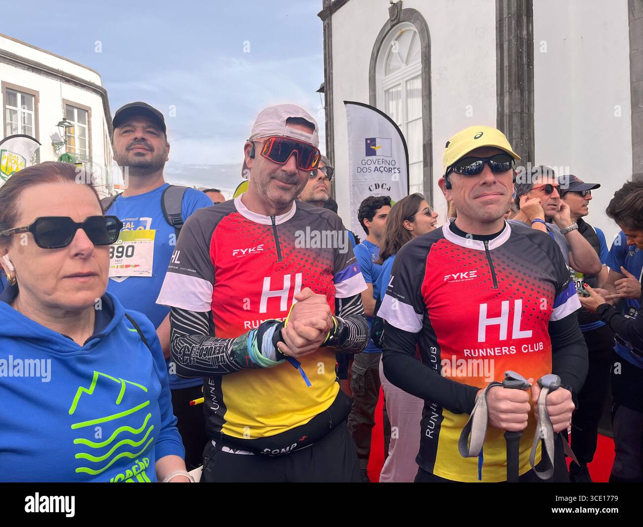 Les participants se rassemblent sur la ligne de départ du Trail Run Nordeste Real Priolo, un événement de trail qui se tient aux Açores, au Portugal. Banque D'Images