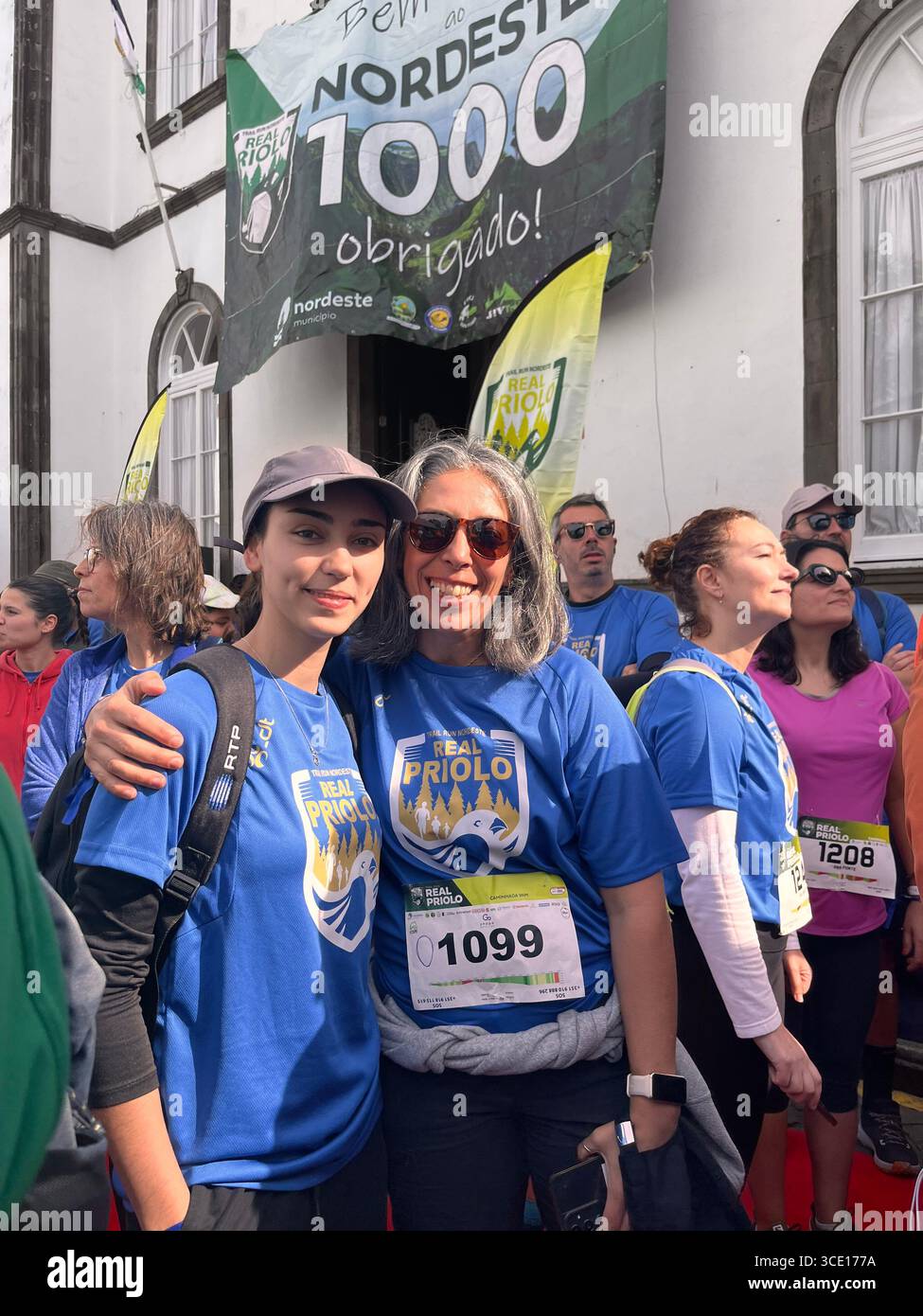 Les participants se rassemblent sur la ligne de départ du Trail Run Nordeste Real Priolo, un événement de trail qui se tient aux Açores, au Portugal. Banque D'Images