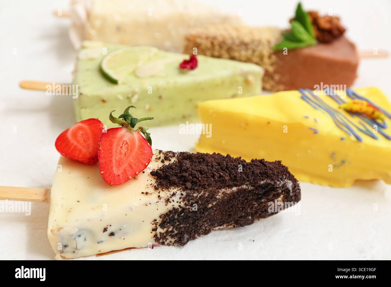 Savoureux cheesecake POPS sur fond blanc Banque D'Images