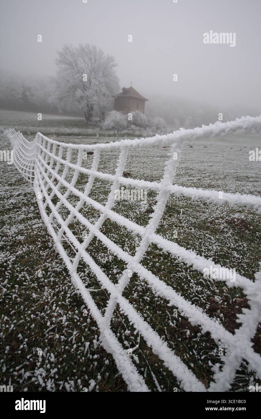 Brouillard gelé sur les arbres et les clôtures à Crémieu france Banque D'Images