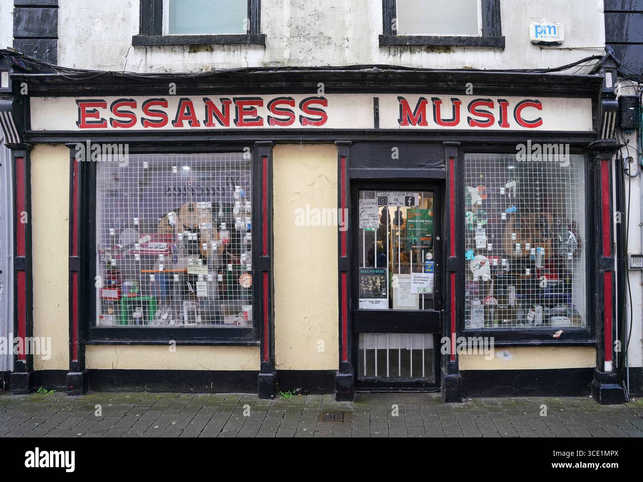 Kilkenny, Irlande - magasin spécialisé local à l'ancienne vendant des instruments de musique Banque D'Images