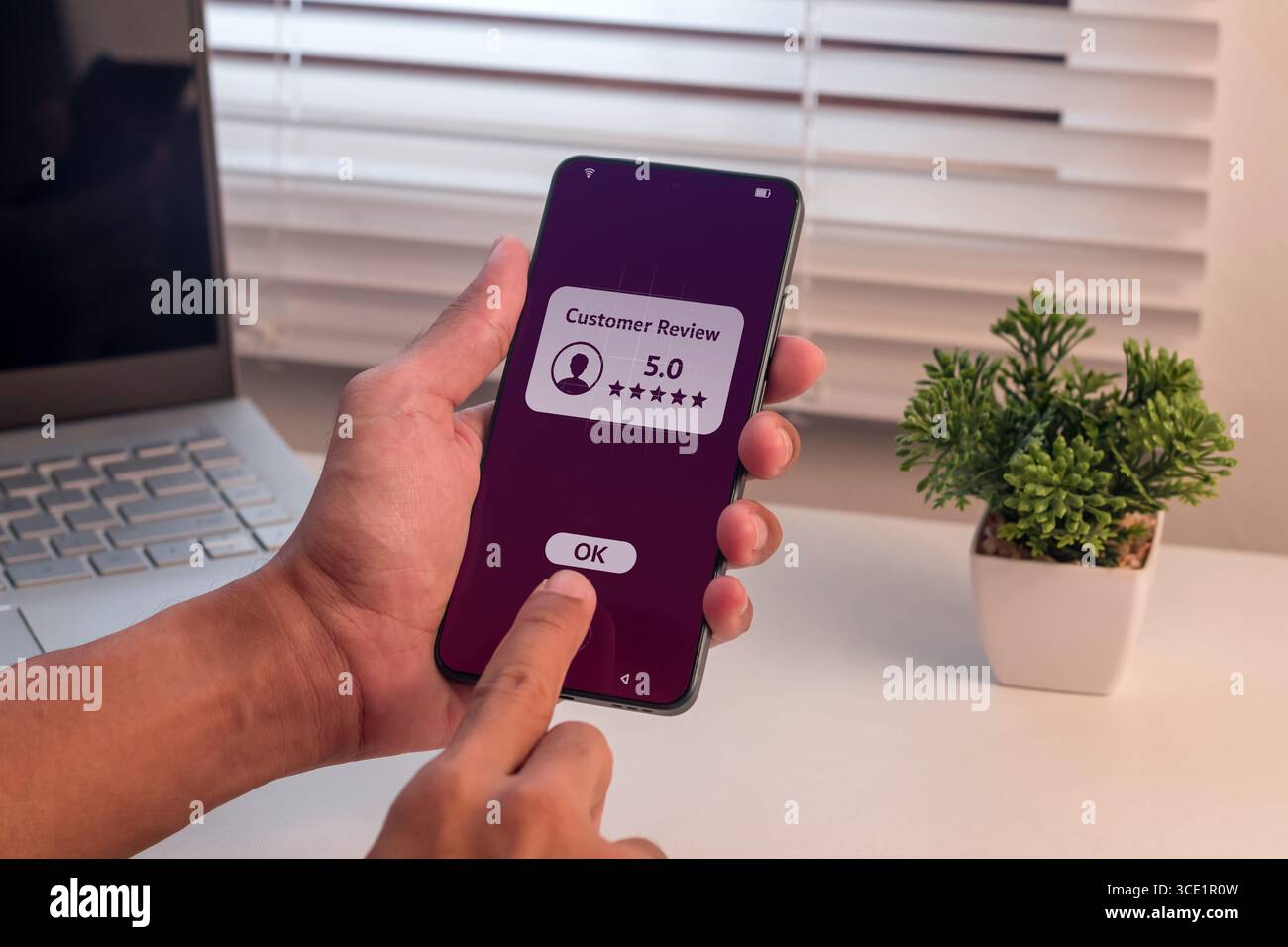 Homme donner une bonne note à l'avis client sur smartphone. Concept de rétroaction positive ou de rétroaction de satisfaction de l'avis du client. Banque D'Images Homme donner une bonne note à l'avis client sur smartphone. Concept de rétroaction positive ou de rétroaction de satisfaction de l'avis du client. Banque D'Images