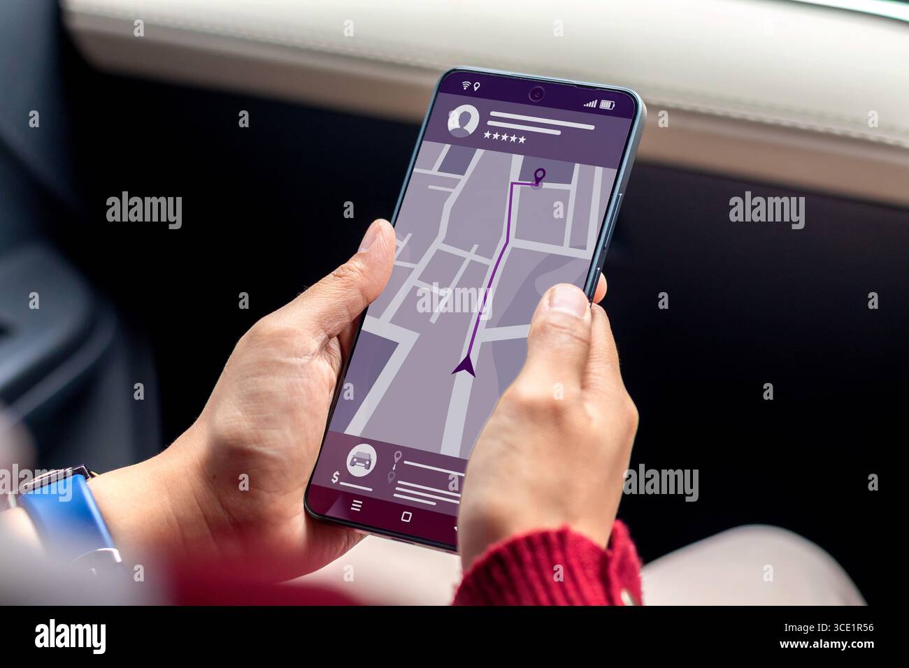 Réservation taxi concept en ligne. Femme dans une voiture commandant un taxi en ligne en utilisant l'application mobile sur son smartphone. Banque D'Images