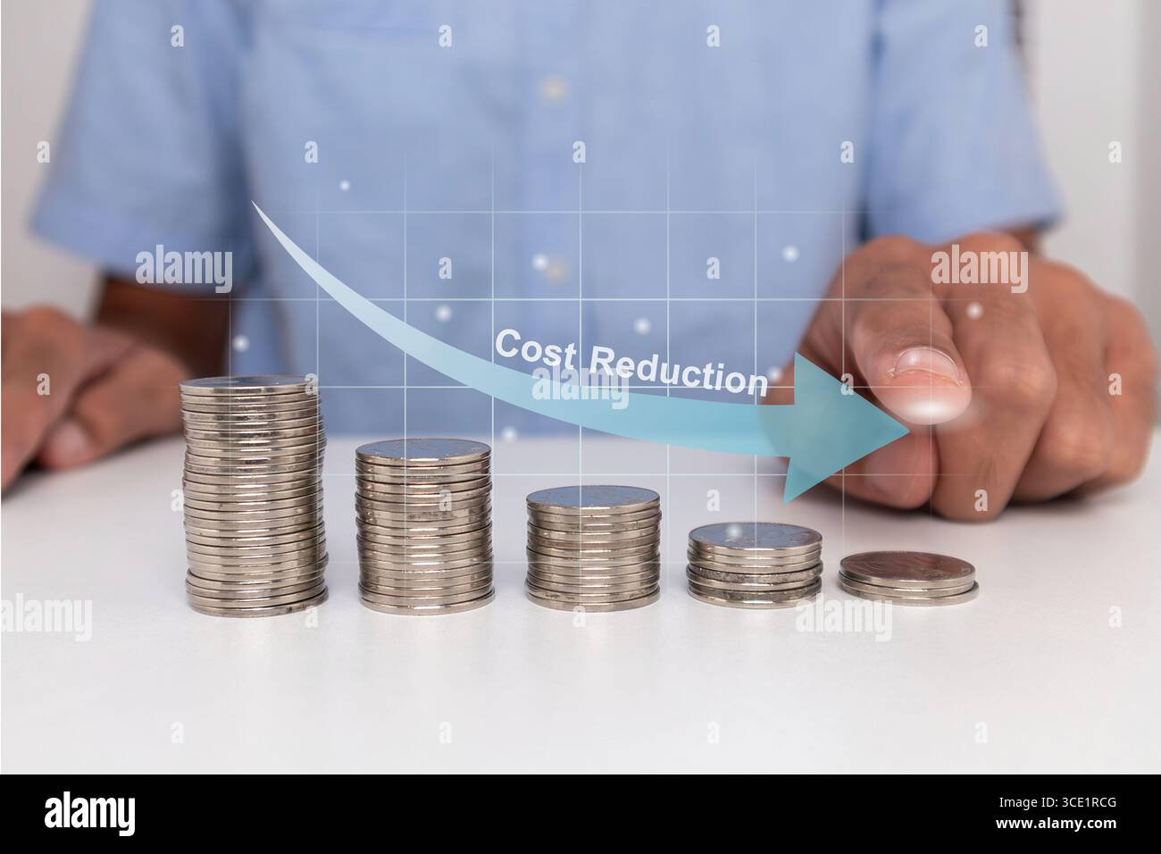 Pile de pièces dans l'ordre décroissant avec flèche vers le bas. Concept de réduction des coûts. Banque D'Images