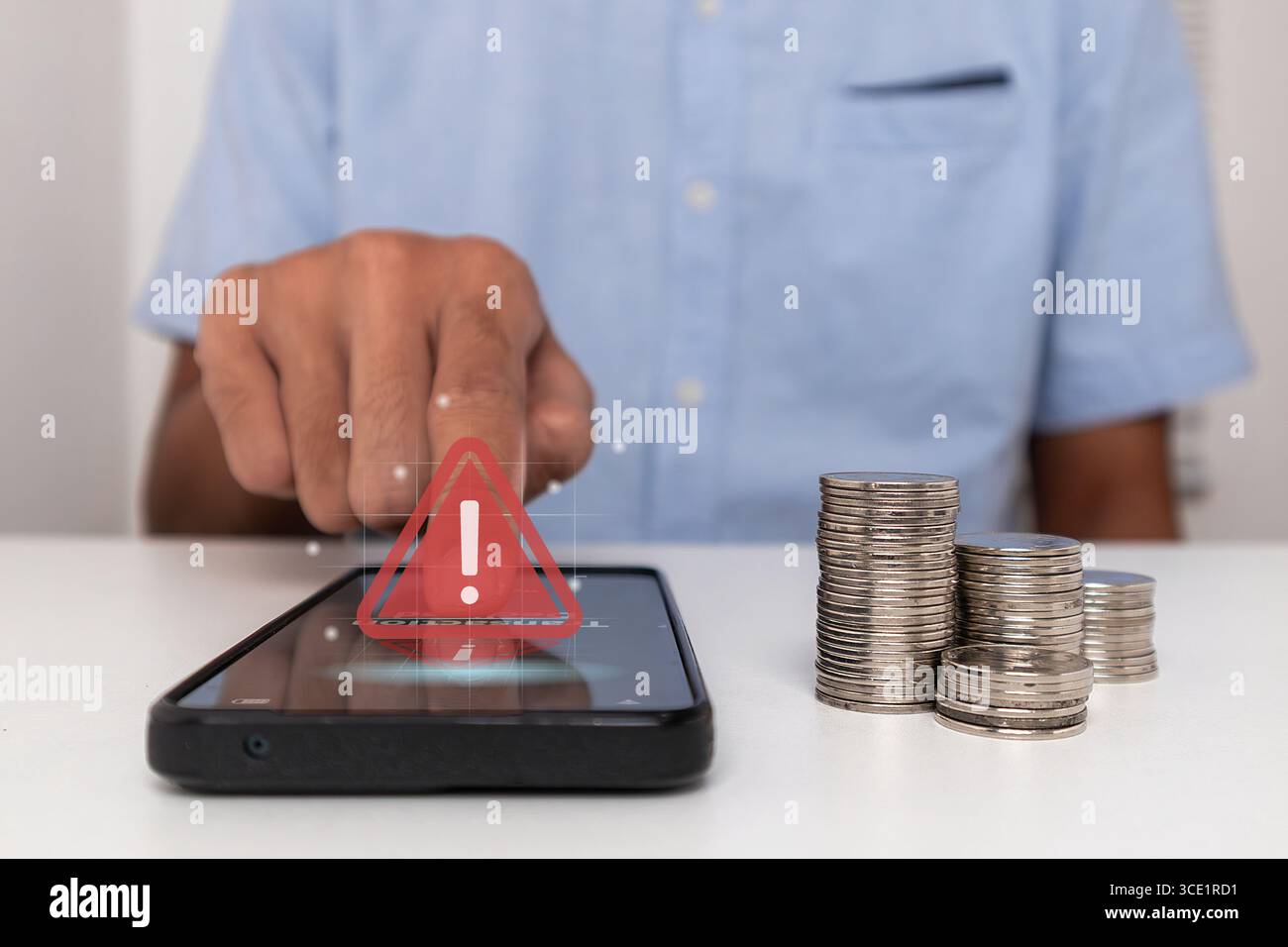 Un homme utilisant un smartphone avec une notification de transaction refusée à l'écran. Échec ou refus du paiement. Banque D'Images