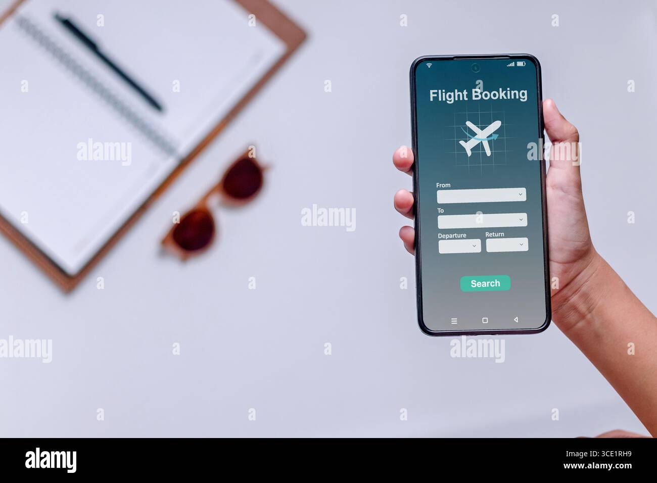 Concept de réservation de billets en ligne. Main tenant un smartphone avec l'application de réservation de billets d'avion à l'écran. Banque D'Images
