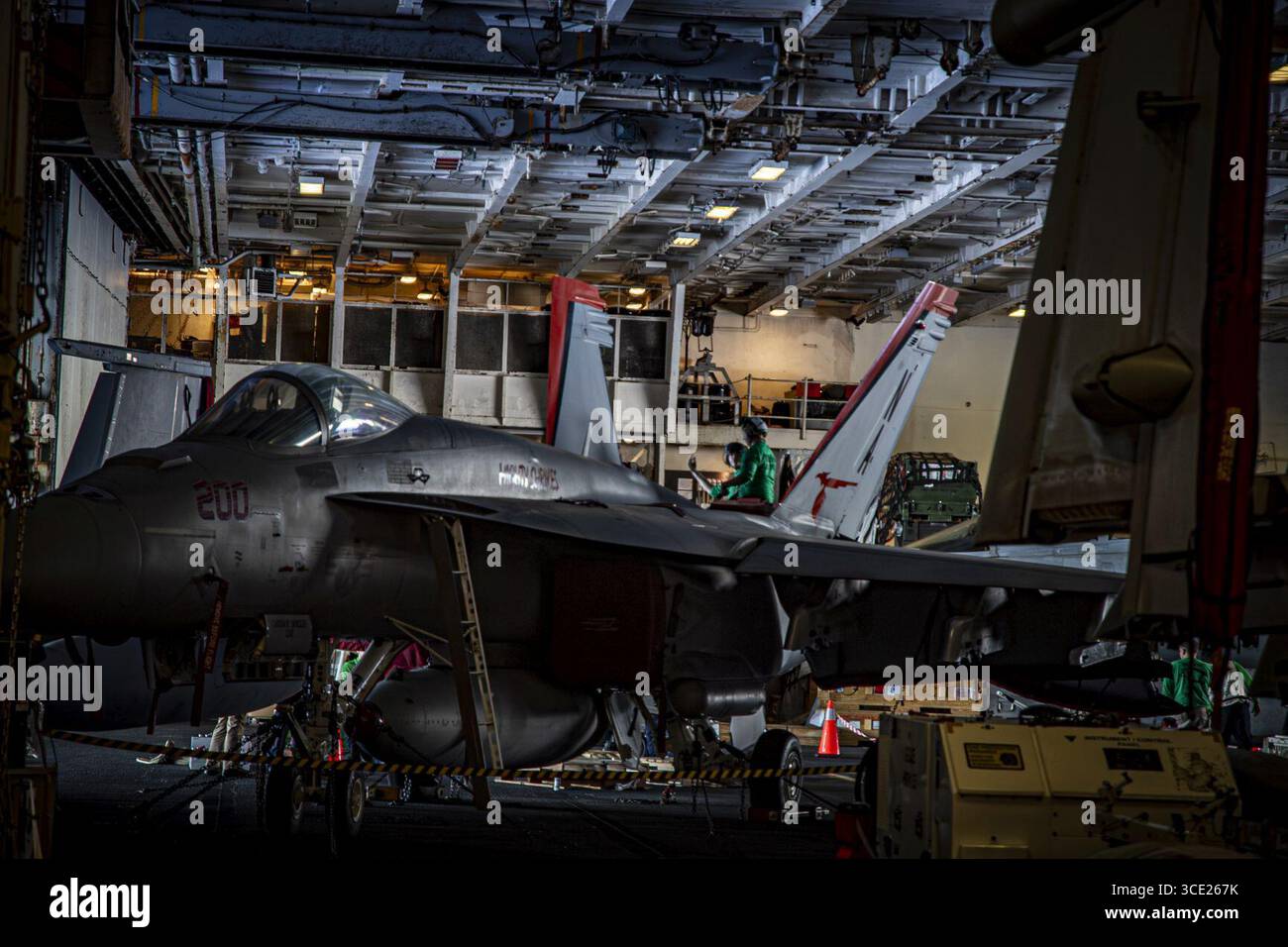 Les marins Nimitz effectuent la maintenance à bord des aéronefs (8951186). Banque D'Images