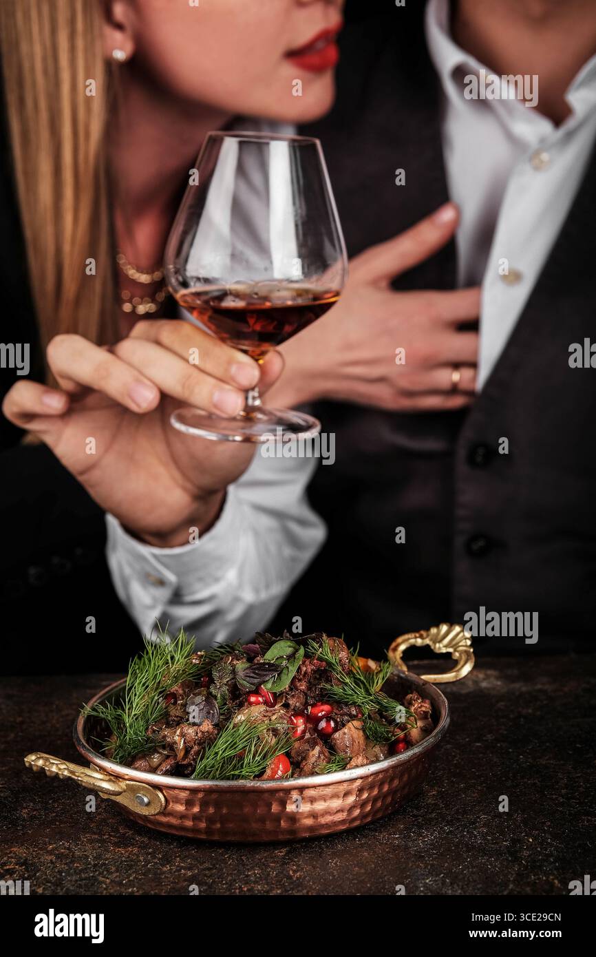 Vivez un événement gastronomique élégant avec un plat gastronomique et des vins délicieux Banque D'Images