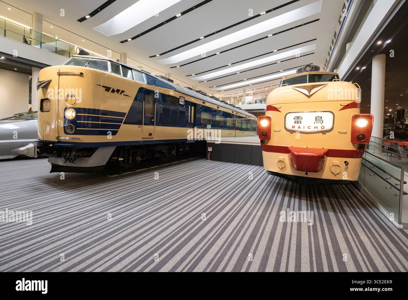 KUHANE581-35 le premier train à unités multiples électriques (EMU) limité express au monde avec des sièges qui peuvent également être utilisés comme couchettes à gauche, KUH Banque D'Images