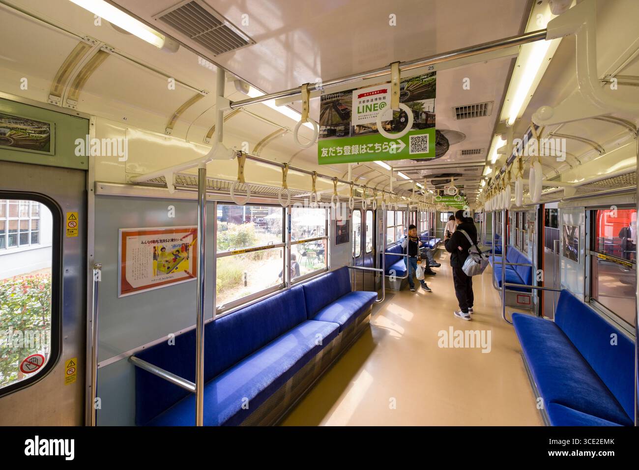 Personnes à l'intérieur d'un train de banlieue KUHA103-1 DC Electric multiple unit (EMU) Japan National Railways, Musée ferroviaire de Kyoto, Kankijicho, Shimogyō-ku, Kyoto Banque D'Images