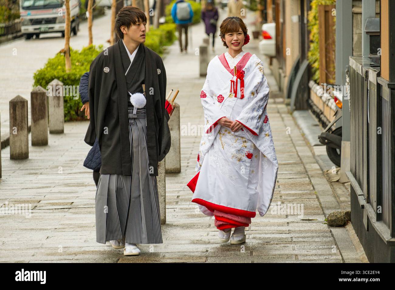 Jeune homme japonais et d'une femme portant un kimono traditionnel le long de la marche, Shirakawa Gion Motoyoshicho, Higashiyama-ku, Kyoto, Japan Banque D'Images